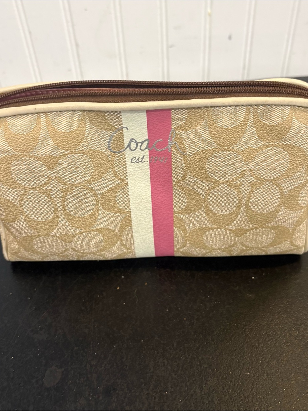 Coach Signature Monogram
Cosmetic Bag Khaki Pink Stripe
Makeup Pouch 43644